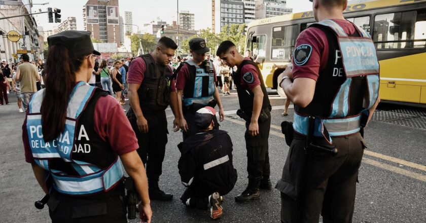 El delito de trabajar para sobrevivir: La policía porteña secuestró medialunas y tiró el café de un vendedor ambulante