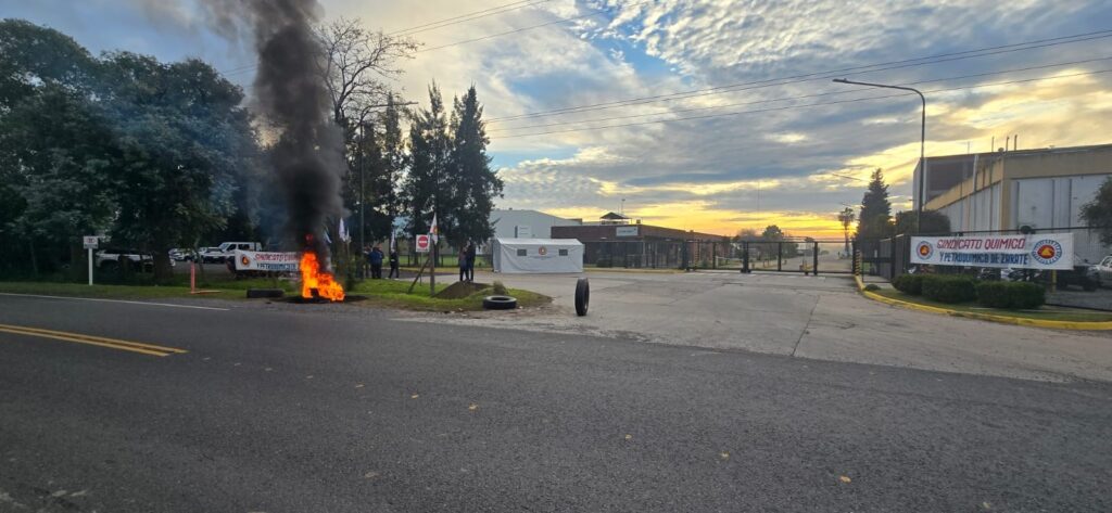 Alarma en Zárate: cierre de la planta química Archroma deja 25 trabajadores en la calle y crecen las alertas ambientales