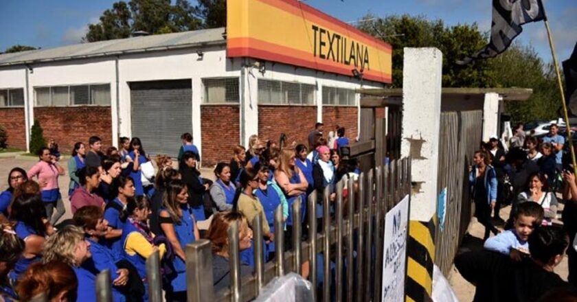 Denuncian despidos y cesantías en la textil marplatense Textilana, proveedora de «Kosiuko», por el derrumbe de las ventas