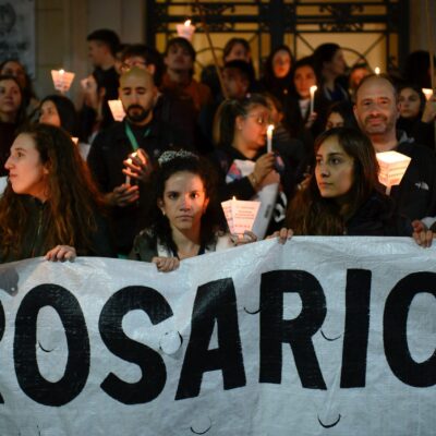 En Rosario el reclamo por los trabajadores de la salud se cristalizó en una Marcha de Velas