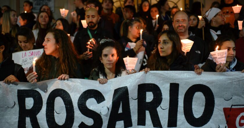 En Rosario el reclamo por los trabajadores de la salud se cristalizó en una Marcha de Velas