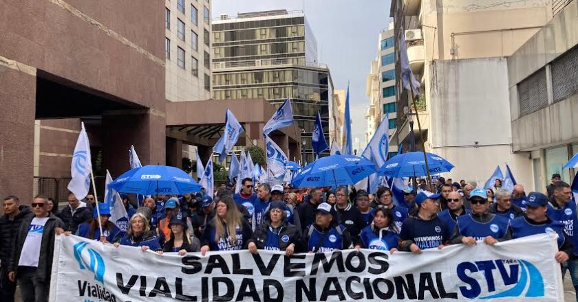 Viales se movilizaron al Congreso para exigir la derogación del Decreto que cierra Vialidad Nacional: «Necesitamos un país previsible con rutas nacionales sin accidentes ni muertes»