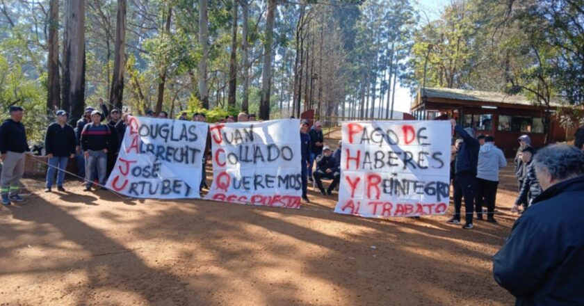 Tapebicuá ofrece pagar sólo el 30% de los salarios y sus más de 500 trabajadores de mantienen un acampe que bloquea el ingreso a la empresa