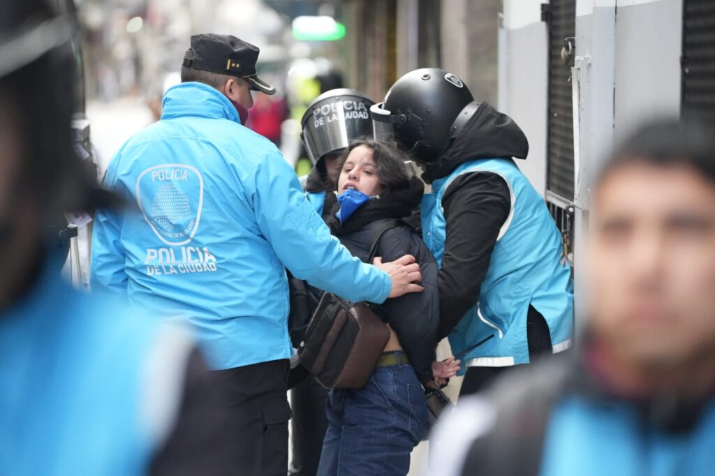 Detuvieron a dos trabajadoras de Prensa de ATE en medio de otra violenta represión a la marcha de los jubilados