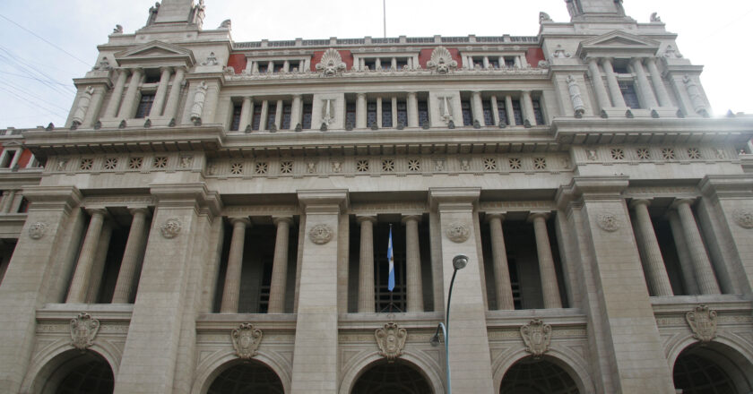 Batalla judicial con la cancha inclinada entre las obras sociales y el Gobierno: una decena de causas litigan en el mismo juzgado que rechazó todas las cautelares sindicales