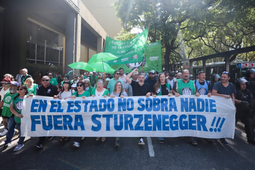 ATE confirmó que irá a la Justicia contra el plan de Caputo de despedir empleados estatales de planta