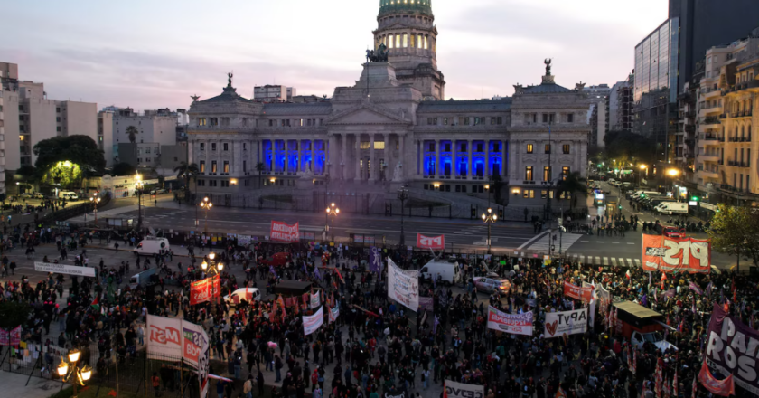 Trabajadores del Garrahan marcharon al Congreso en respaldo a la Ley de Emergencia Pediátrica