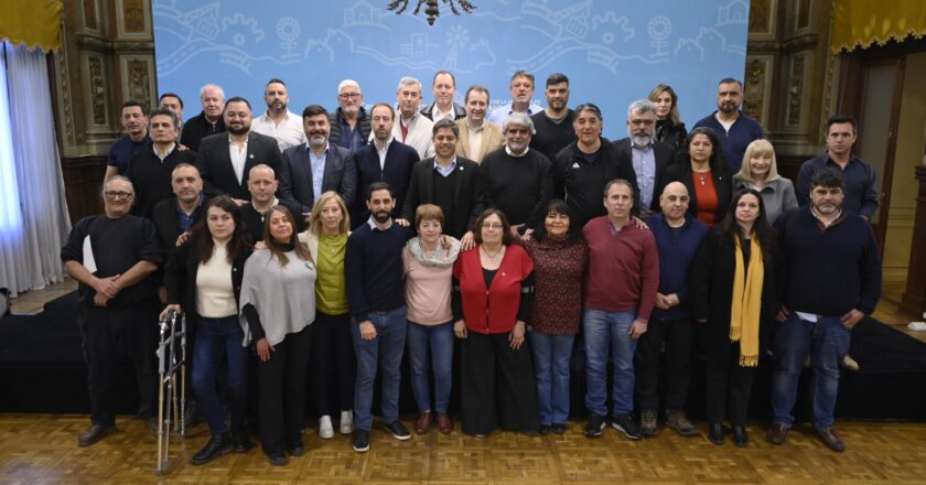 Axel Kicillof se mostró con gremios estatales bonaerenses y acusó a Milei de «querer destruir al Estado»