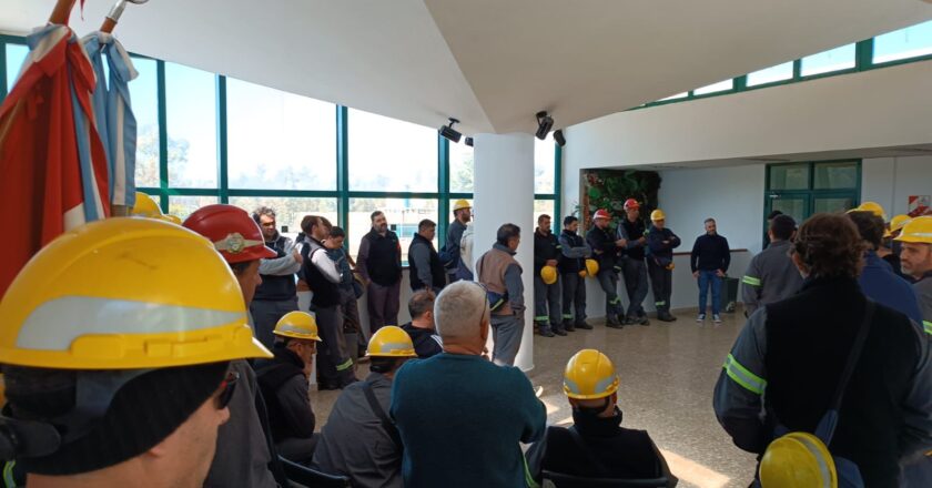 Trabajadores toman el edificio de administración de Petroquímica Río Tercero: «No saldrá nadie hasta que el salario no aparezca»