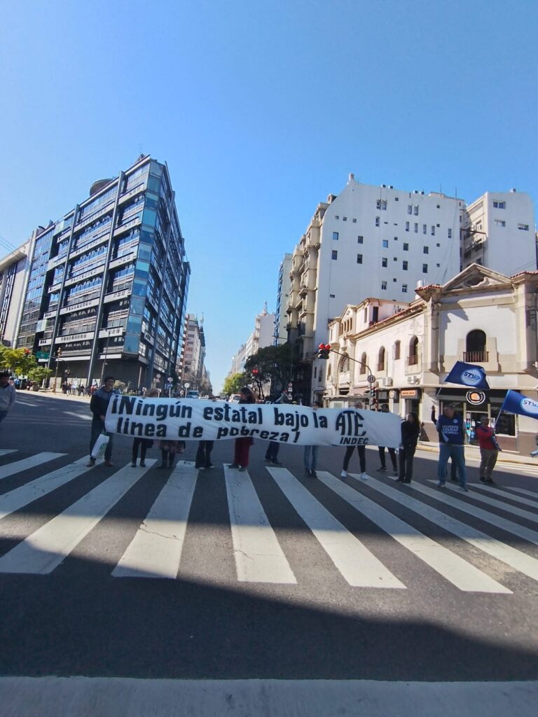 Trabajadores del INDEC y Vialidad realizaron un semaforazo frente a Jefatura de Gabinete por reclamos salariales