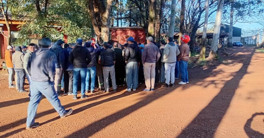 Por la parálisis de la Forestadora Tapebicuá y ante la incertidumbre sobre el futuro de más de 500 empleos, los trabajadores lanzan un bloqueo a la planta por tiempo indeterminado