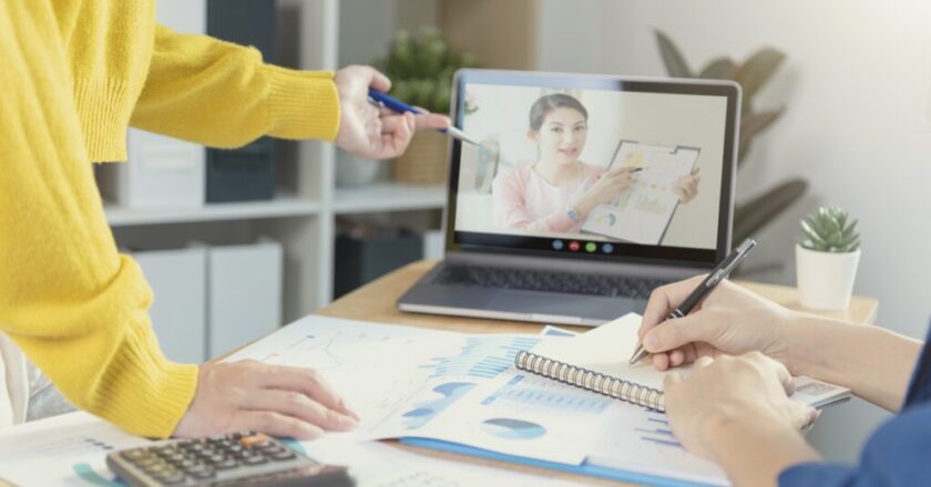 El 83% de los argentinos trabaja 100% presencial, aunque la mitad prefiere un formato laboral híbrido