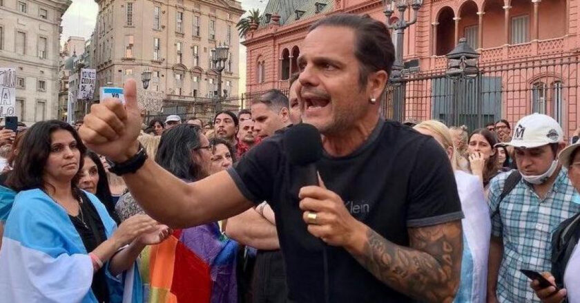 Marcelo Peretta esperó a Eduardo Feinman a la salida de la radio y terminaron a las piñas: «Bardeas por los medios, cobarde»