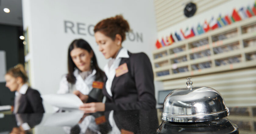 Comercio cerró acuerdo salarial para empleados de empresas de viajes y turismo con sumas fijas y aumentos mensuales hasta enero 2026