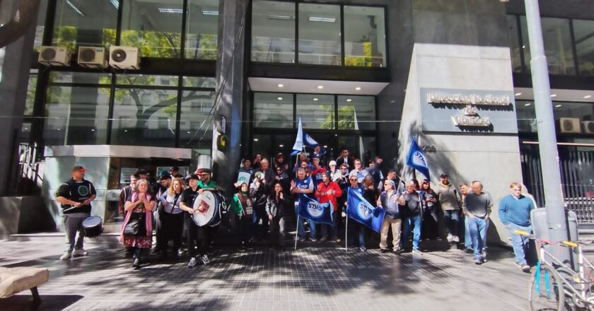 Trabajadores del INDEC y Vialidad realizaron un semaforazo frente a Jefatura de Gabinete por reclamos salariales