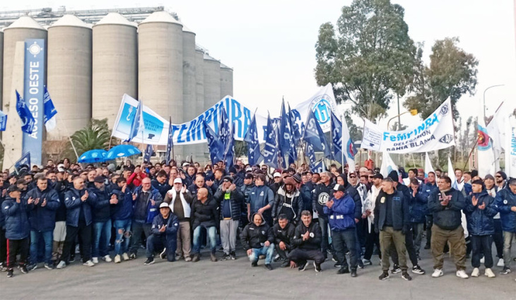 La Federación Marítima FeMPINRA rechazó acusaciones de supuesto «fuego amigo» contra Kicillof y defendió la protesta en el puerto de Bahía Blanca por seguridad