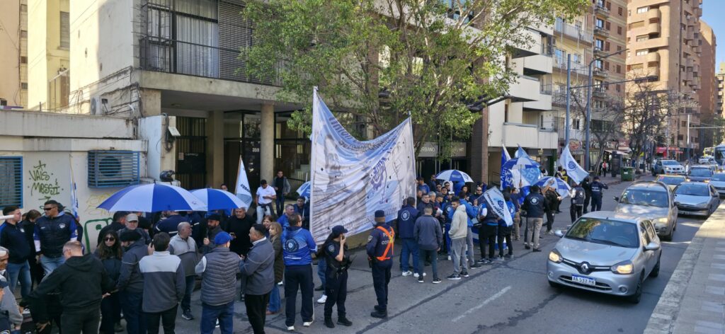 Gremios industriales cordobeses movilizaron a Producción y denunciaron que el plan económico propicia "el cierre de empresas, bajas de producción, reducciones horarias, suspensiones y despidos