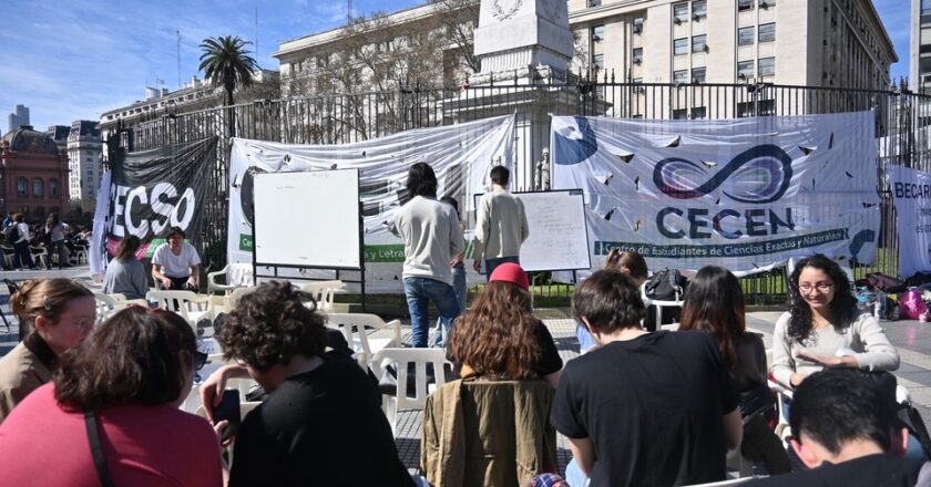 Milei vetó por completo la Ley de Financiamiento Universitario y Recomposición Salarial y los docentes responden con un paro nacional y una marcha