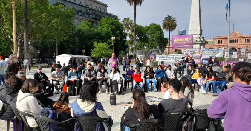 Docentes de la UBA darán clases públicas en Plaza de Mayo: «El gobierno impulsa el vaciamiento de las universidades»