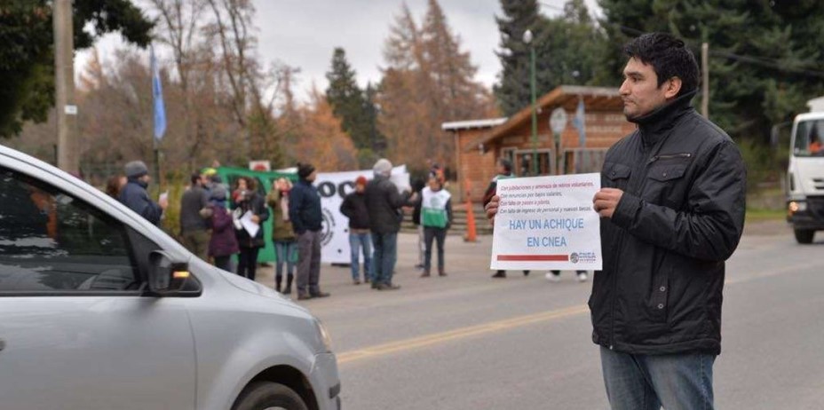 A meses de que el Gobierno anuncie un descomunal "Plan Nuclear", denuncian "vaciamiento" y despidos el Complejo Atómico Bariloche