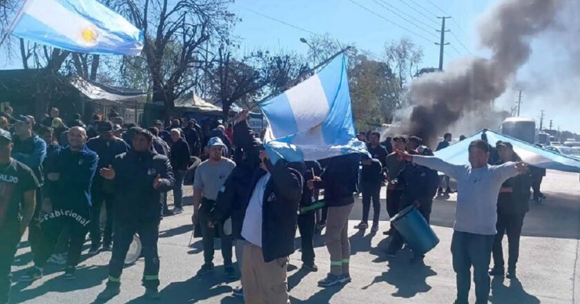 Reforma laboral de hecho: mientras los 300 despedidos movilizan y acampan, ILVA lanzó una amplia convocatoria para cubrir esos mismos empleos