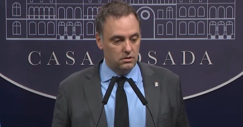 Aguiar cruzó a Adorni: «¿En serio vuelven a amenazar con despidos masivos en el Estado?»