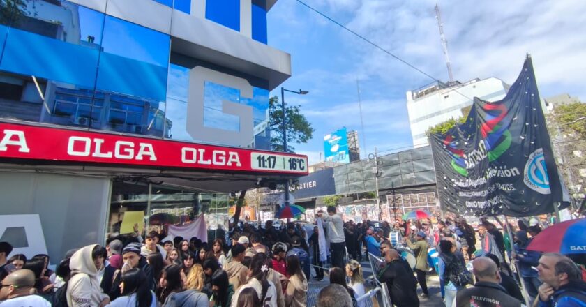 El Sindicato de Televisión protestó frente a OLGA para reclamar la registración de sus trabajadores