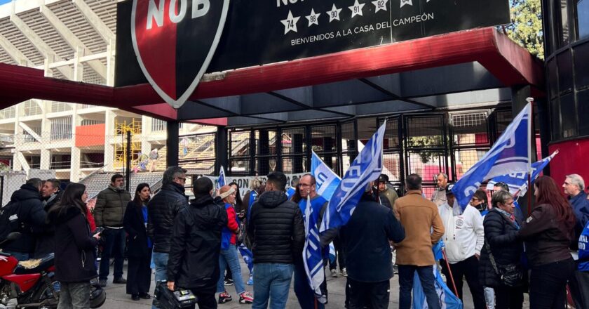 Empleados de Newell’s protestaron por falta de pago de salarios, van a un paro y no descartan frenar un partido de AFA