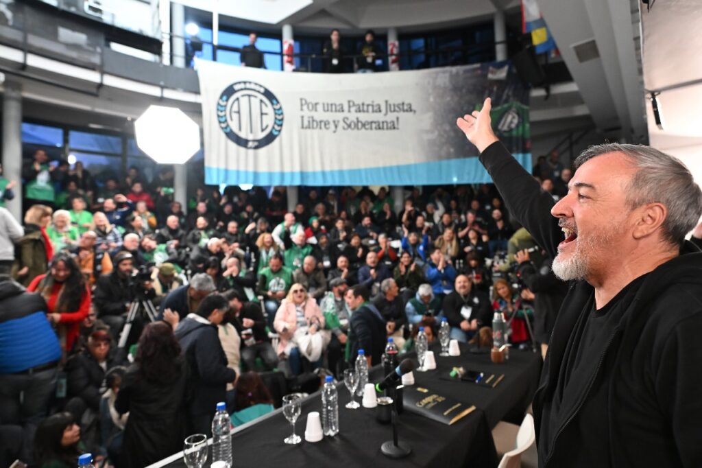 ATE dice que la estampida del dólar se está trasladando de manera directa al precio de los productos de primera necesidad y pide un salario mínimo para los estatales de 1.9 millones de pesos