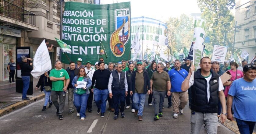 Escala la tensión laboral: el Sindicato de la Alimentación marchó a la cámara del sector contra la oferta salarial «de hambre» y anunció un paro nacional