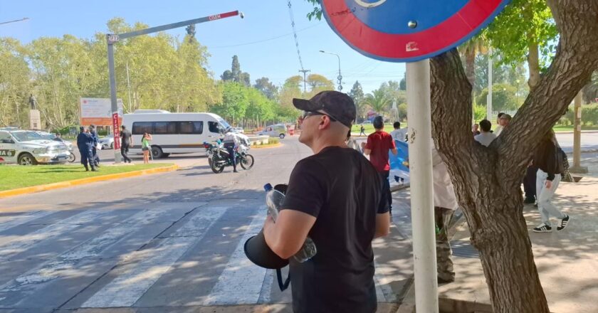 En medio de una movilización masiva de los taxistas, el Gobierno de San Juan retira la Ley de Transporte que desregulaba la actividad