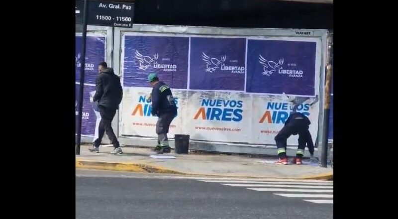 Con la tuya: Filmaron a municipales del Gobierno porteño pegando carteles de campaña para La Libertad Avanza