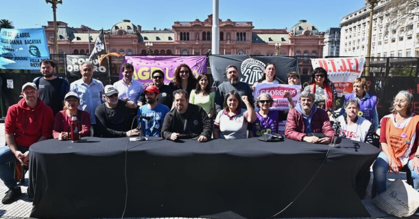 Sindicatos combativos, piqueteros y jubilados movilizaron a Plaza de Mayo bajo la consigna «Basta de gobiernos de coimeros y ajustadores»