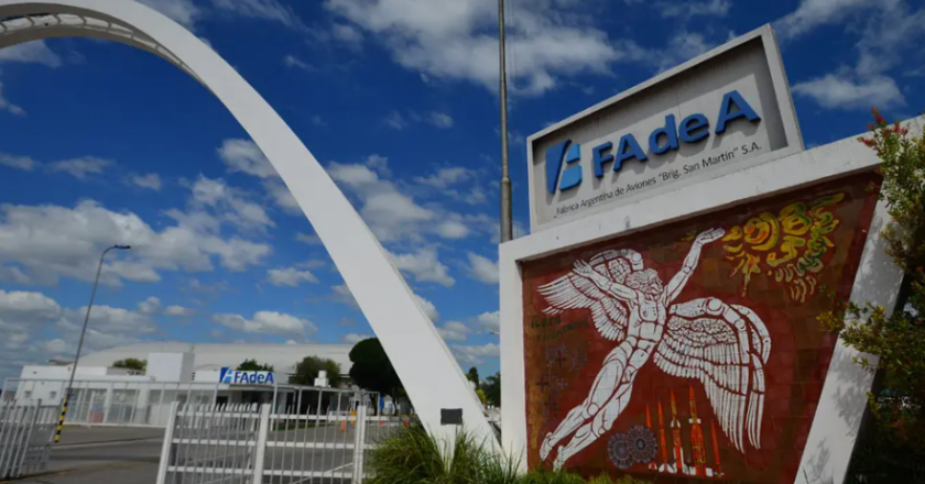 La Fábrica de Aviones Fadea sigue paralizada, mantiene las suspensiones y cada vez corren más peligro los 800 empleos