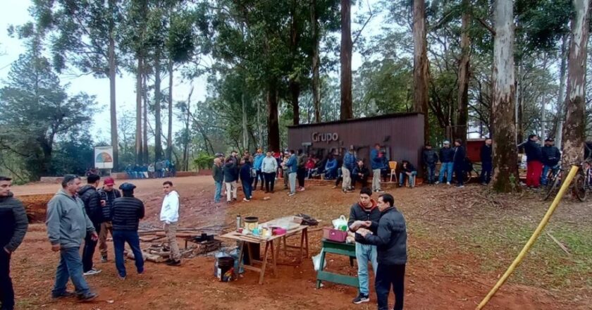Más de 500 trabajadores de la Forestadora Tapebicuá de Corrientes acampan y rechazan recibir el 30% del salario tras un mes de suspensión