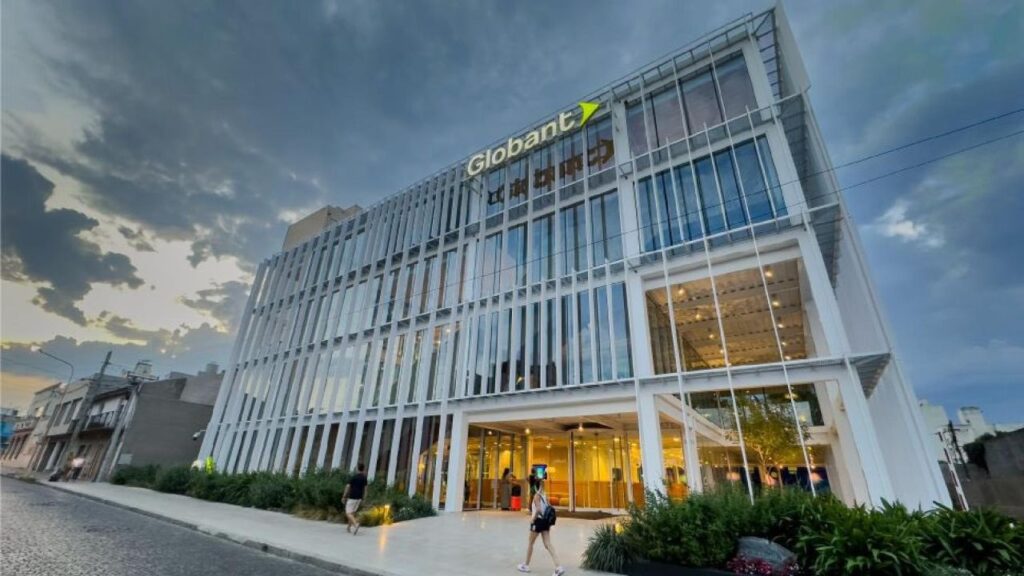 Informáticos denunciaron a Globant y a otras 20 empresas por realizar despidos mientras reciben millones por la Ley de Economía del Conocimiento que se los prohíbe: «Es abuso del Estado»