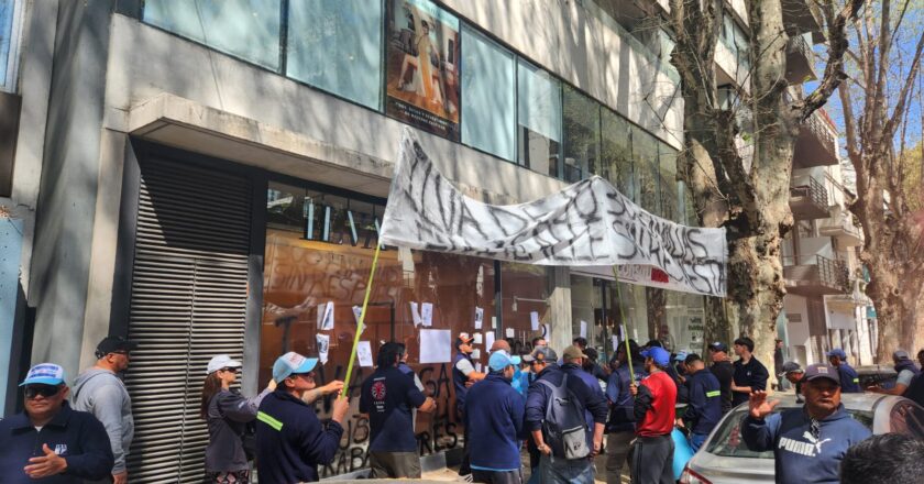Protesta de trabajadores de cerámicas ILVA frente a un show room en Palermo tras los 300 despidos: «Somos pacíficos; si no nos quieren más, que nos paguen el 100%»