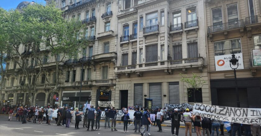 Ceramistas protestaron en la UIA contra los 300 despidos en ILVA y las rebajas salariales que estaría buscando el sector empresario