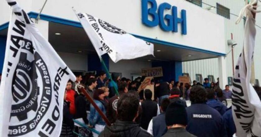 Movilización de la UOM a los portones de BGH por la caída de contratos y desvinculaciones de personal