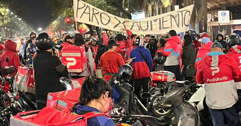 Repartidores de Pedidos Ya protestaron en Rosario contra las bajas tarifas y el manejo de las propinas: «Hoy la aplicación nos roba»