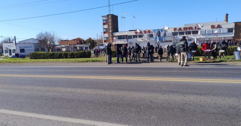 Luego de 3 meses sin pagar, Vassalli busca despedir a los delegados y los trabajadores sacaron su protesta salarial a la vera de la ruta