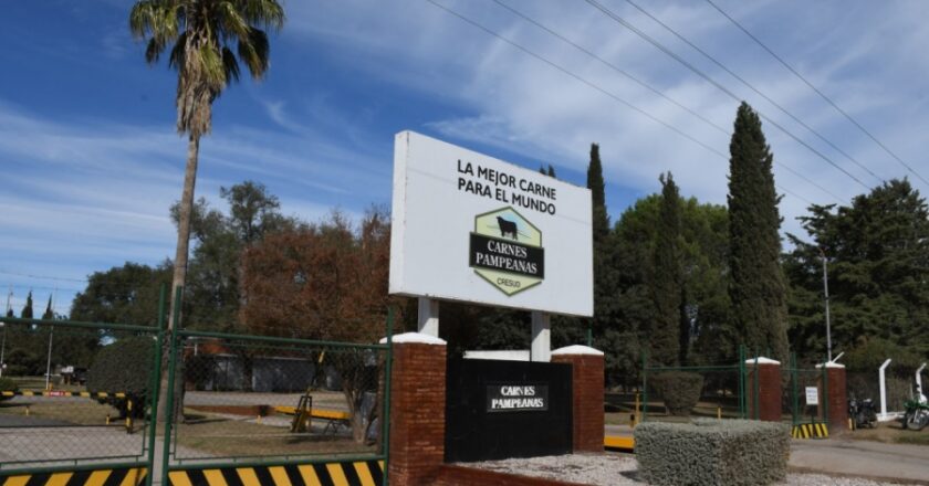 Por la crisis, programan suspensiones, reducen la jornada laboral y recortan los salarios en un frigorífico de la Pampa