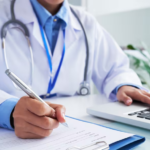La Justicia reconoció la relación laboral encubierta a una médica que facturó seis años y ordenó una indemnización millonaria