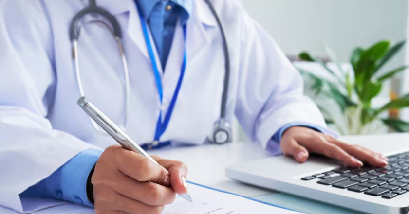 La Justicia reconoció la relación laboral encubierta a una médica que facturó seis años y ordenó una indemnización millonaria