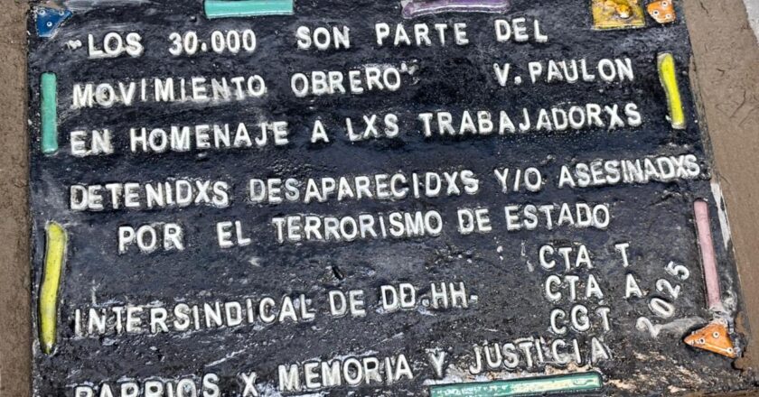 Ahora Pettovello le abrió un sumario policial a Daniel Catalano por colocar una baldosa por la memoria en homenaje a los detenidos desaparecidos frente al Ministerio de Trabajo