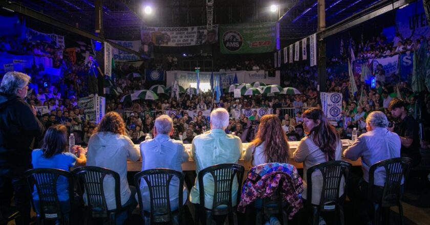 Taiana, con sindicalistas, criticó la reforma laboral que promueve Milei: «La Argentina necesita una reforma laboral, pero no una que retroceda en derechos, sino una que los amplíe»
