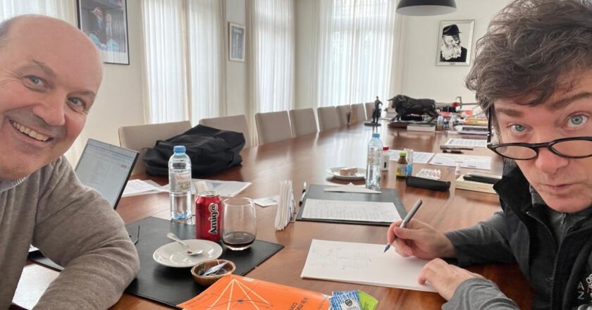 El Gobierno derogó una norma histórica que igualaba los sueldos de los contratados con los de los empleados permanentes del Estado