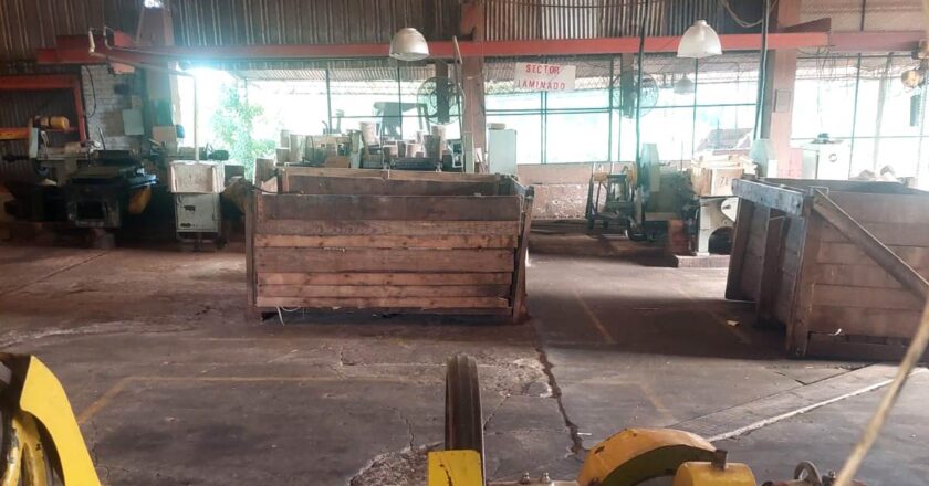Trabajadores madereros de Industrias Montecarlo tomaron la fábrica en Eldorado: «Nos mandaron un telegrama diciendo que teníamos los sueldos al día, pero nos deben más de dos meses»