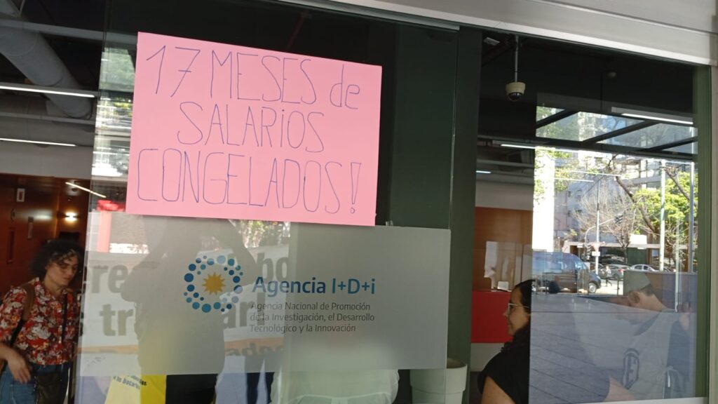 Becarios mantienen ocupación pacífica en la Agencia I+D+i por salarios congelados y falta de subsidios: "La ciencia argentina se apaga"