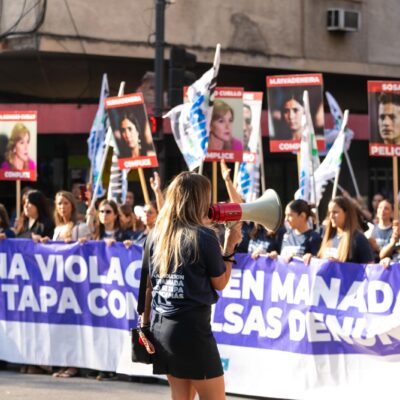 Mujeres bancarias marcharon en Tucumán en apoyo a la compañera denunciante del caso de exjugadores Vélez por «violación en manada»